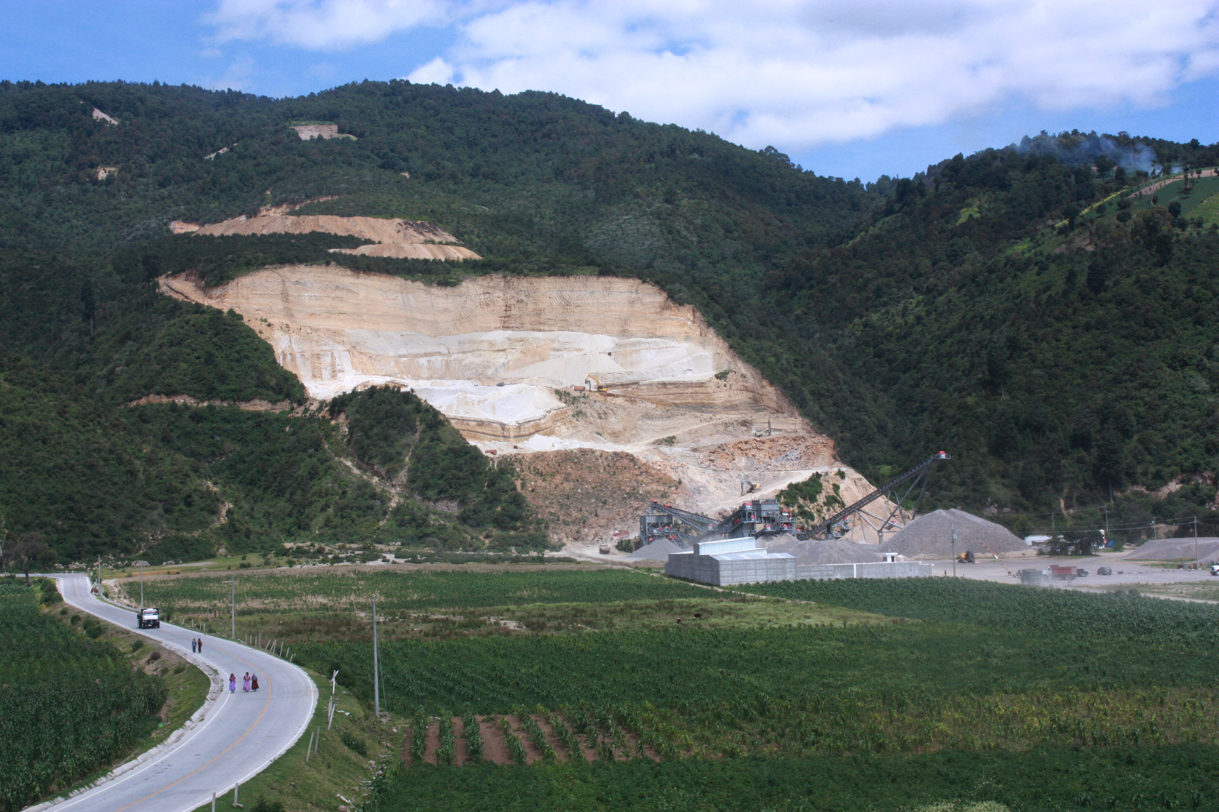 Primer plano de la mina en el Valle de Palajunoch. Foto por Patricia Macías