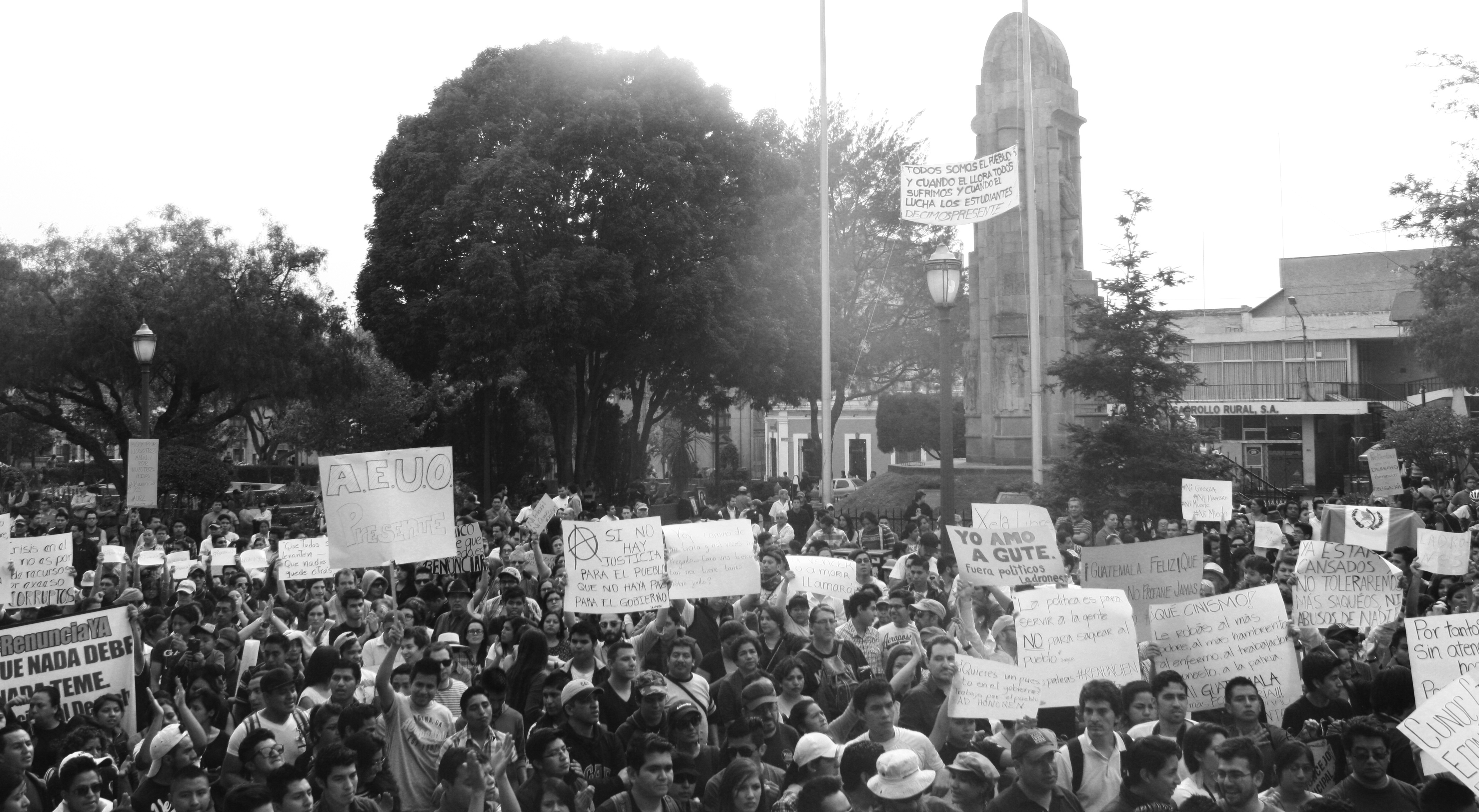 Protesta ciudadana #RenunciaYA en Xela, abril de 2015. Foto por Patricia Macías
