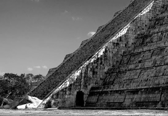 Figura de serpiente en el templo de Chichen Itza, México.