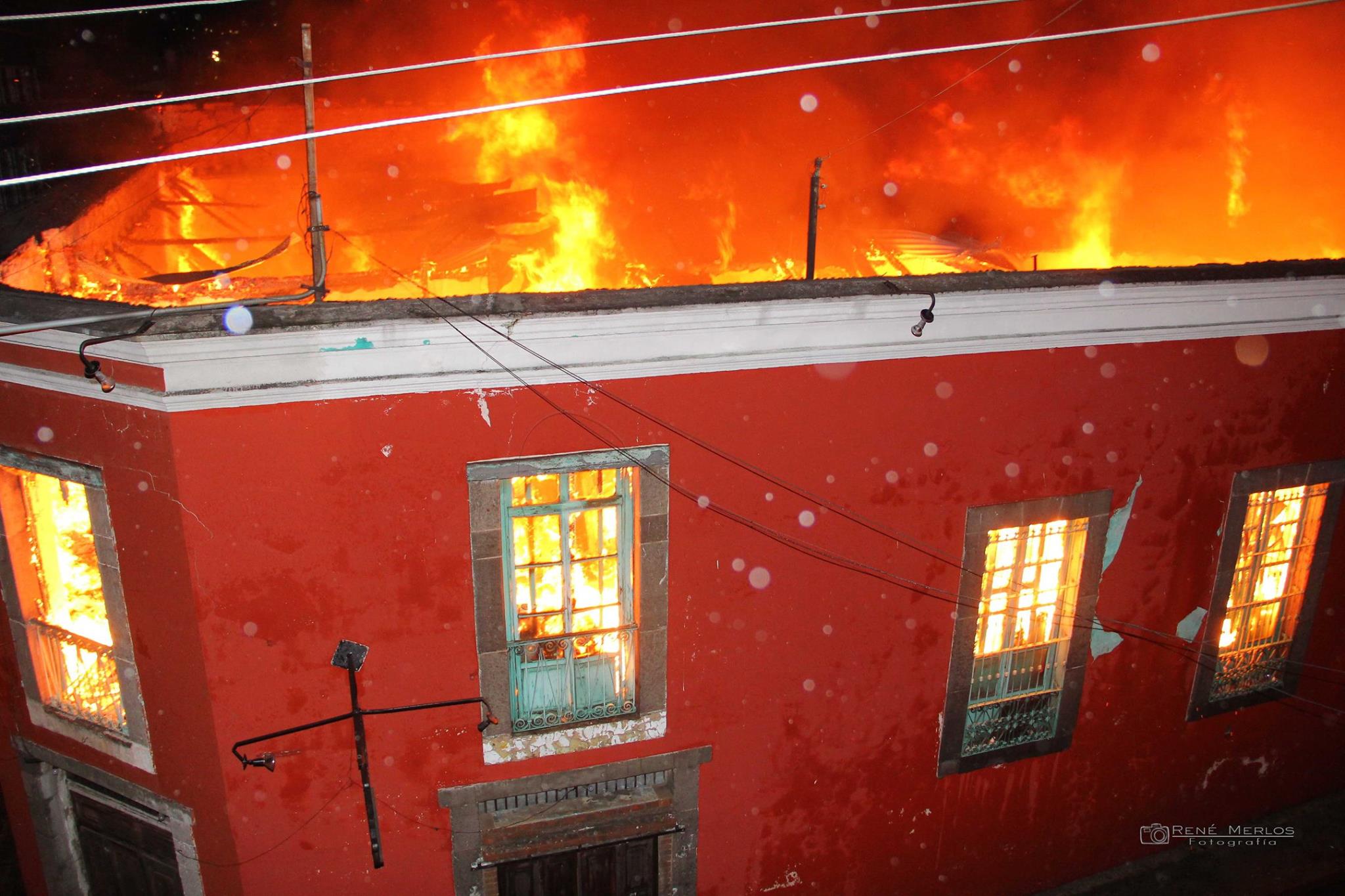 Café Museo, Baviera, incendiándose. Foto por: Rene Merlos