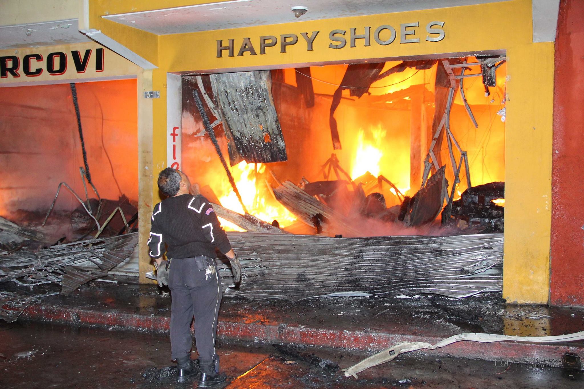 Incendio en las Zapaterías, Marcovi y Happy Shoes. Foto por Rene Merlos