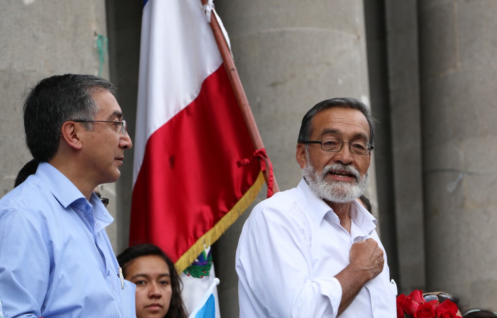 Grijalva thanks voters in Xela's Central Park. Photo by: Patricia Macías
