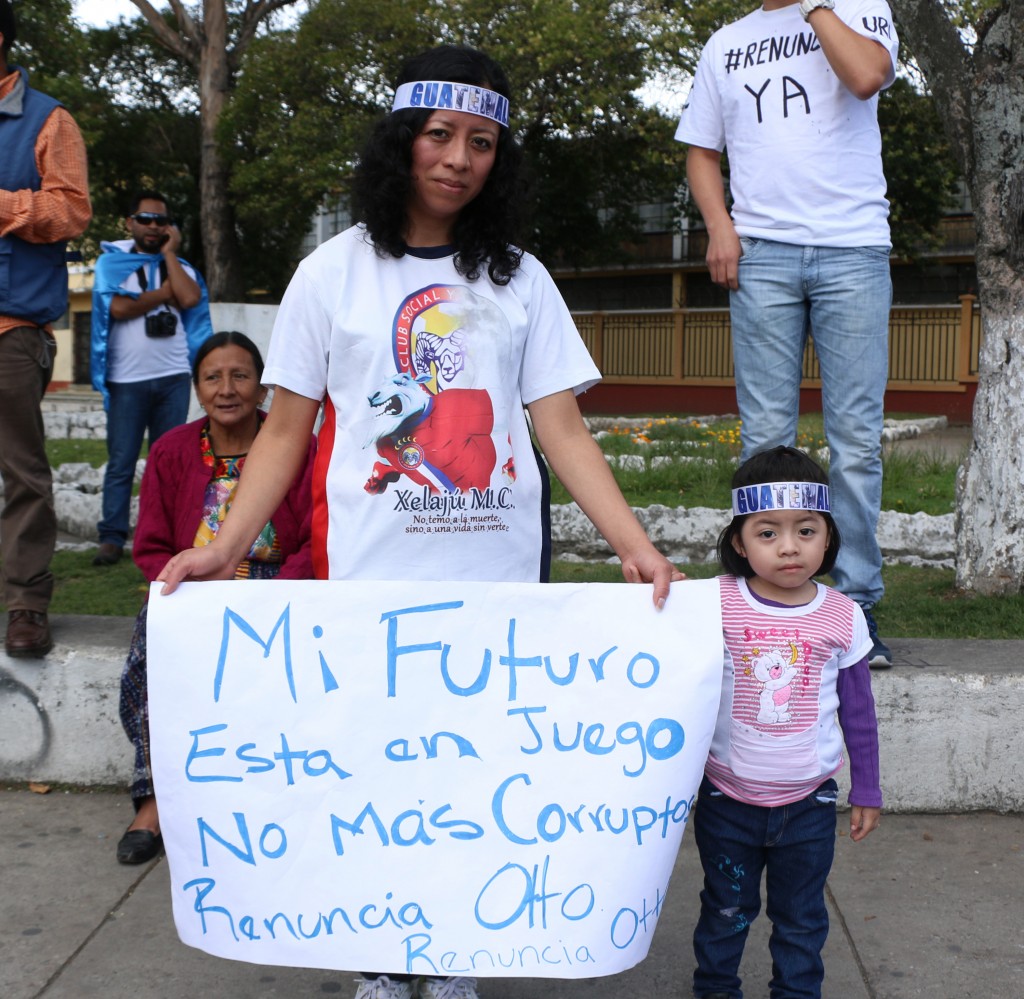 Madre e hija exigiendo un mejor futuro sin corrupción en el paro del 27 de agosto de 2015 en Xela. Foto por Patricia Macías