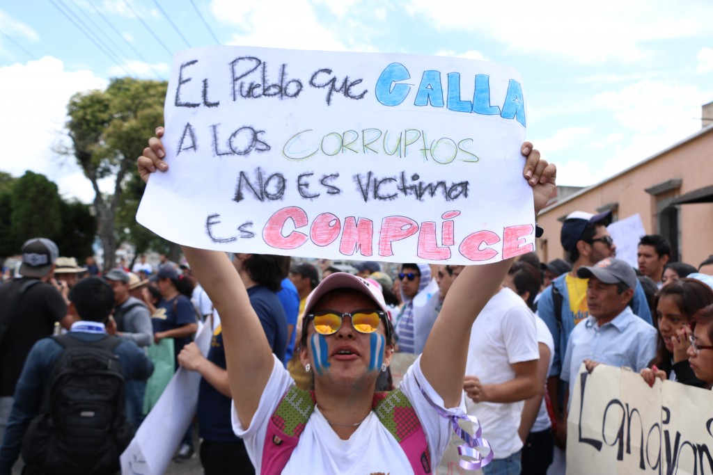 Manifestante contra la corrupción el 27 de agosto de 2015 en Xela. Foto por Patricia Macías