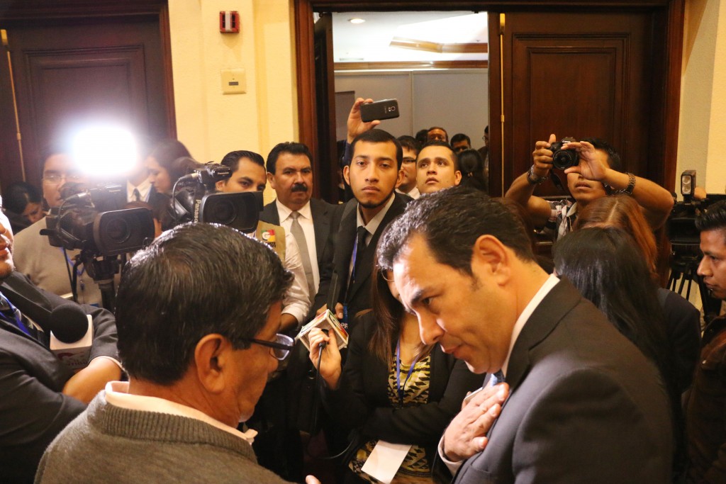 Jimmy morales responde a los periodistas en guatemala antes de las elecciones. Foto por Patricia Macías