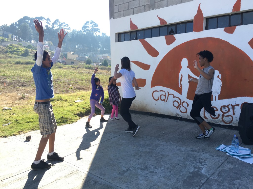 Foto por Nicole Tse. Christina y unos de los niños bailan durante el tiempo libre.