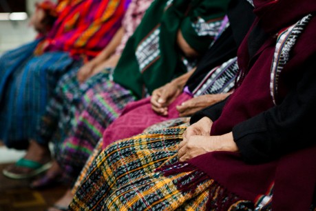 Mujeres Maya Q’eqchí sobrevivientes de violencia sexual durante el enfrentamiento armado interno en el Tribunal “A” de Riesgo Mayor durante el veredicto del caso Zepur Zarco. Foto: Caroline Trutmann para PNUD Guatemala. 