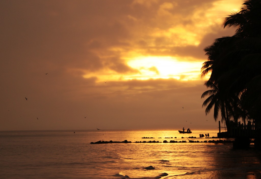 Amanecer en las playas de Livingston. Foto por Patricia Macías