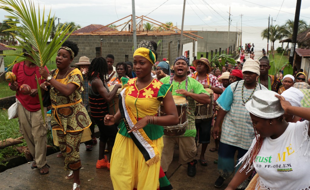Desfile por las calles de Livingston por la celebración del día del garifuna. Foto por Patricia Macías