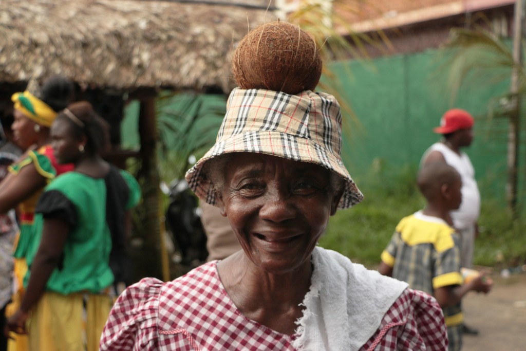 mujer garifuna disfruta de las celebraciones por las calles de la ciudad el 1 de noviembre. Foto por Patricia Macías