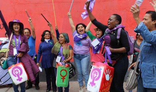 Sandra Moran (al fondo a la izquierda) durante una protesta feminista. Foto: Facebook / Sandra Morán