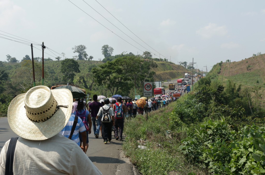 Imagen de la marcha por el agua durante su tercera jornada. Foto por: Patricia Macías 
