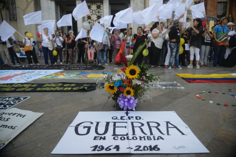 Celebración en la plaza Botero de medellín de la firma del cese al fuego entre el gobierno colombiano y las FARC en la Habana el 23 de Junio de 2016. AFP Photo/Raul Arboleda