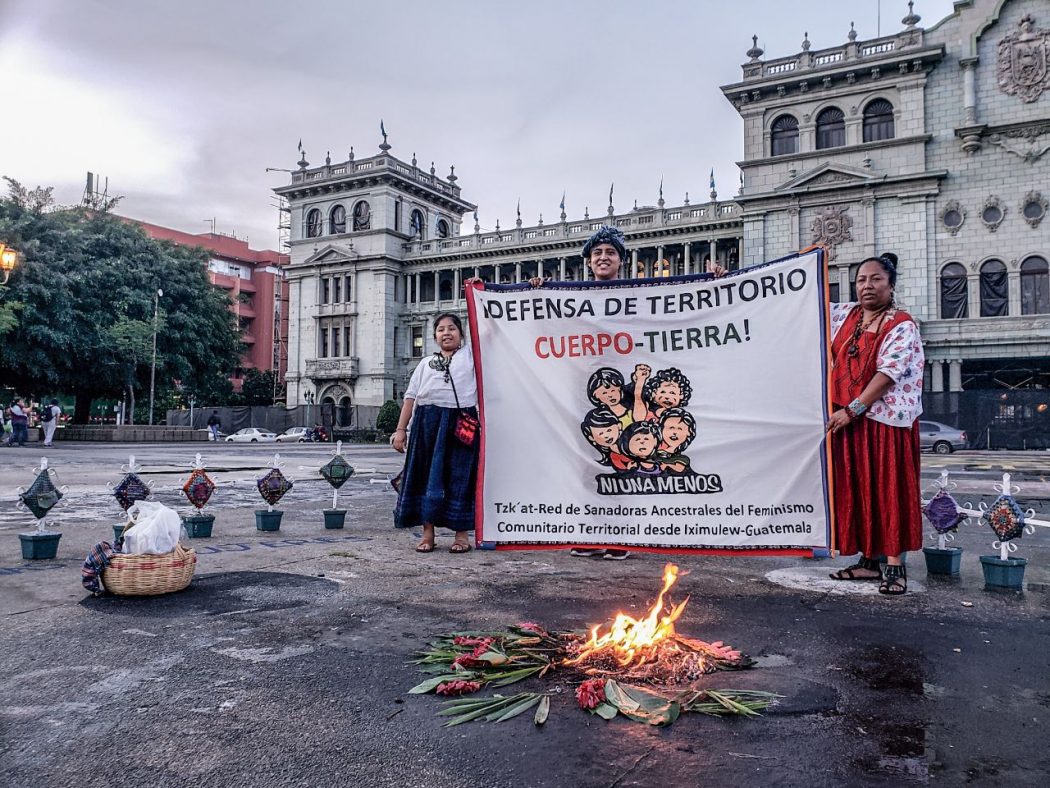Fotografía de Juan José Jaramillo, Fuerza Latina, ceremonia en la Plaza de las niñas del 8 de marzo, Iximulew Guatemala. 6 de septiembre 2019, día Tz’i’ de la justicia,